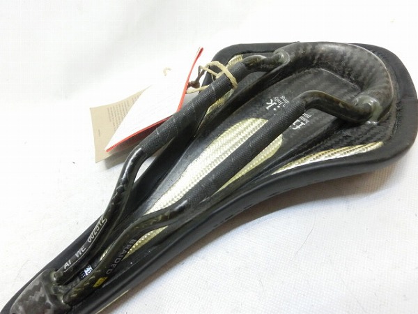 サドル ARIONE CARBON