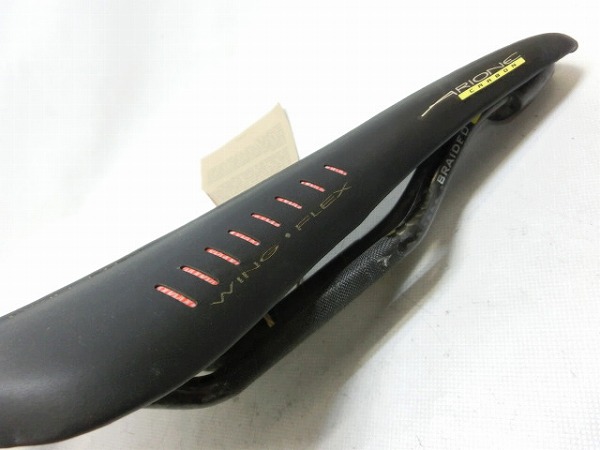 サドル ARIONE CARBON
