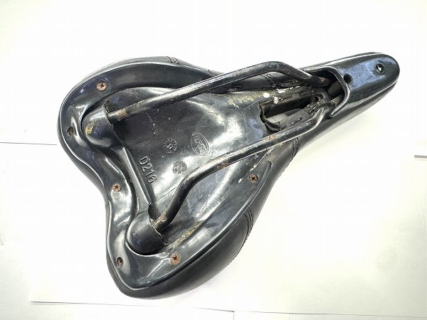 サドル ブラック スチールレール