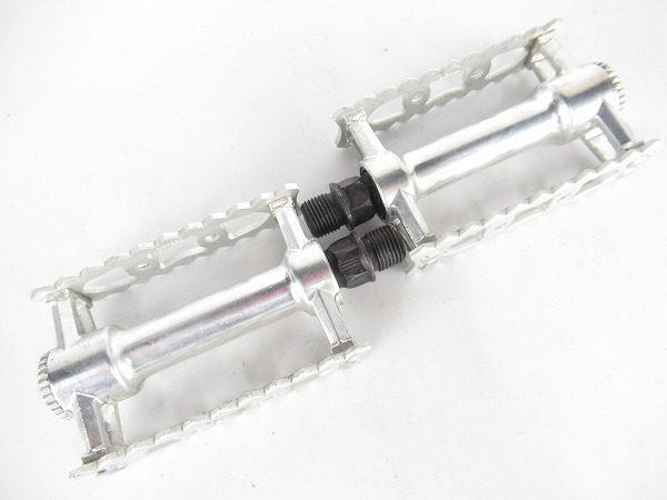 フラットペダル　シルバー