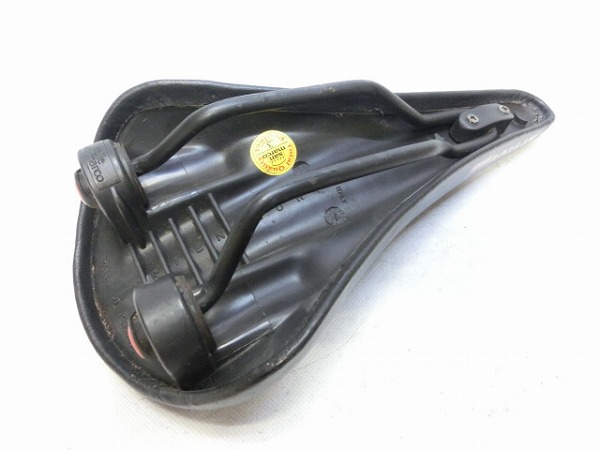 サドル SOSPENSIONI ATTIVE スチールレール ブラック