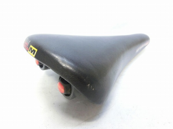 サドル SOSPENSIONI ATTIVE スチールレール ブラック