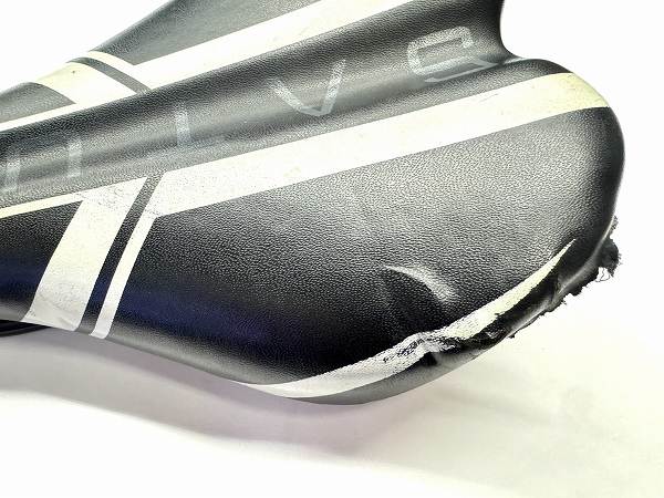 サドル SATURAE スチールレール 破れあり