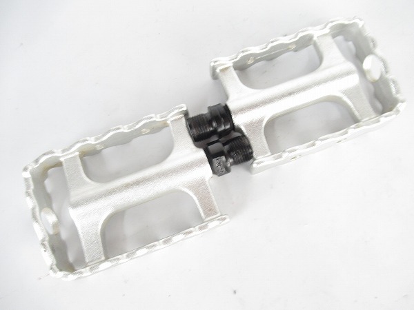 フラットペダル　シルバー