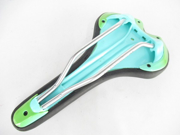 サドル ブラック　スチールレール