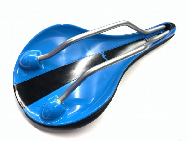 サドル LINE ELITE SHALLOW ブラック/ブルー