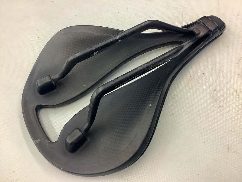 PAD FLY CARBONサドル