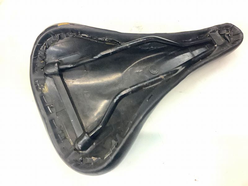 サドル BLK