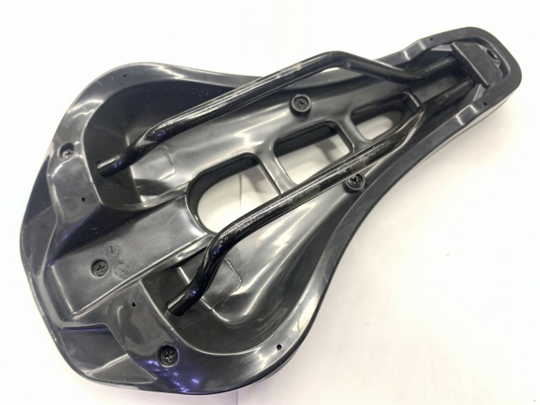 サドル ブラック スチールレール