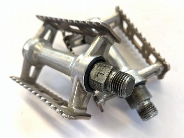 フラットペダル STREAM