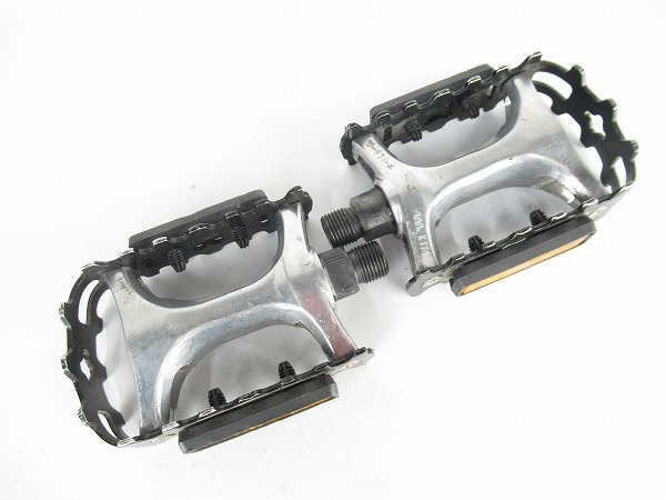 フラットペダル　ブラック/シルバー