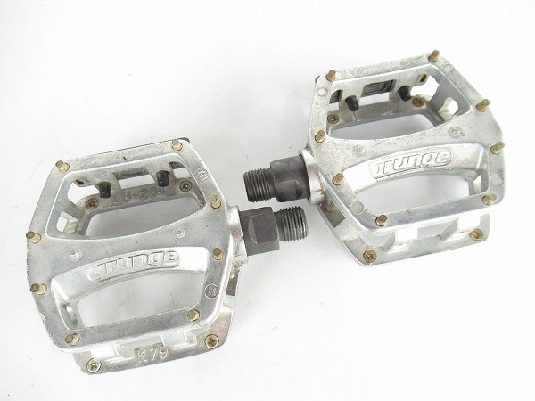 フラットペダル　シルバー