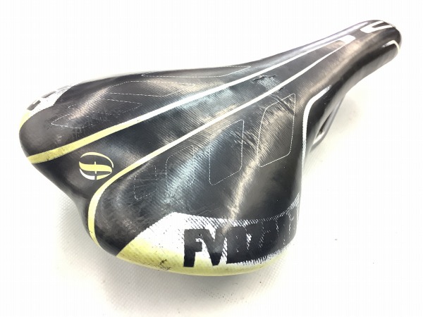 サドル　※表面ひび割れあり