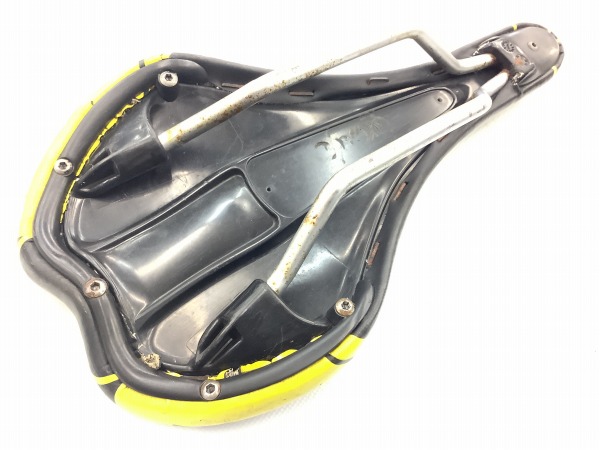 サドル　※表面ひび割れあり