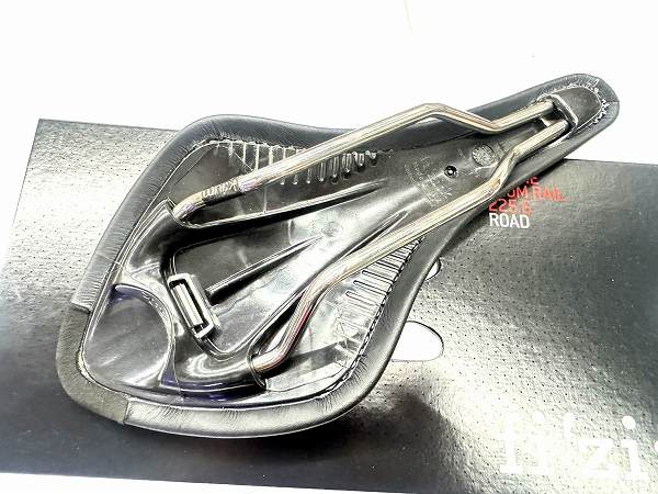 サドル ARIONE K:iumレール ブラック