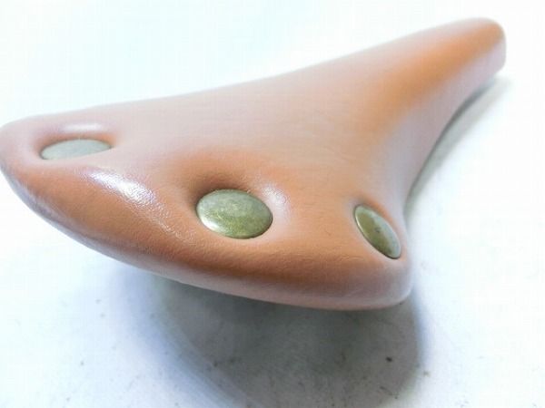 鋲打ちサドル ライトブラウン スチールレール