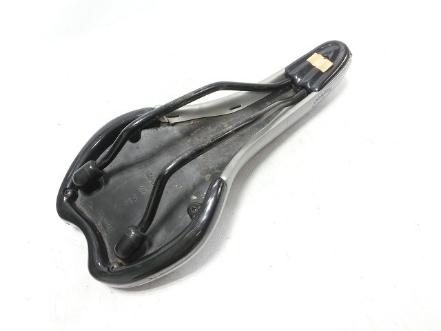 サドル　BLK/SILVER