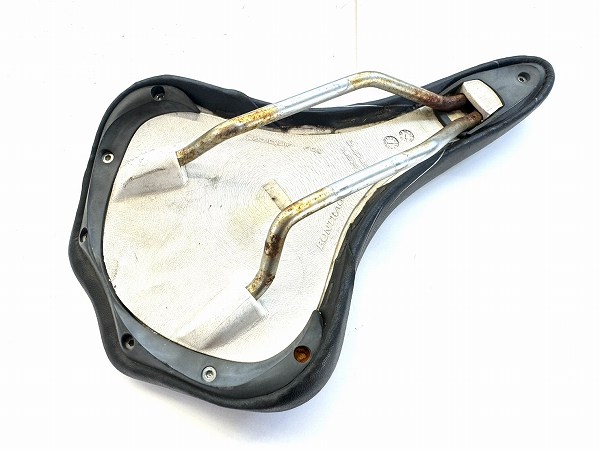 サドル スチールレール ブラック 劣化あり