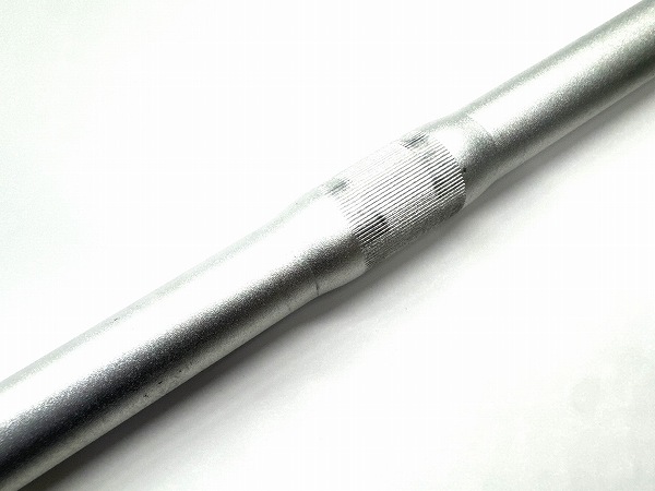 ハンドルバー 約520mm(エンドC-C実測）/25.4mm シルバー