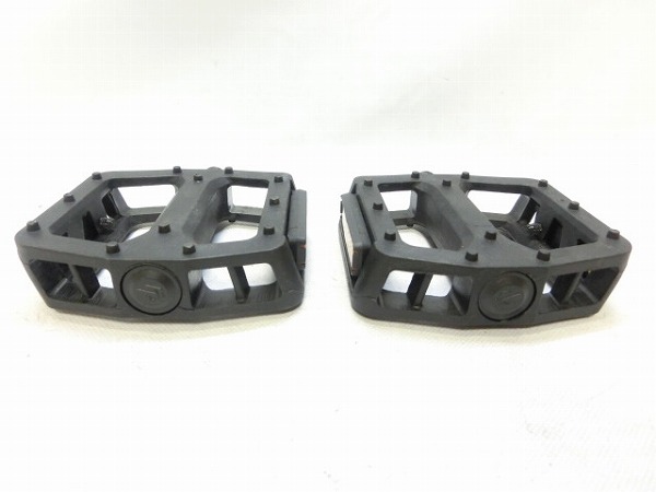 樹脂製フラットペダル