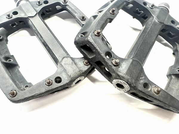 フラットペダル がたつきあり
